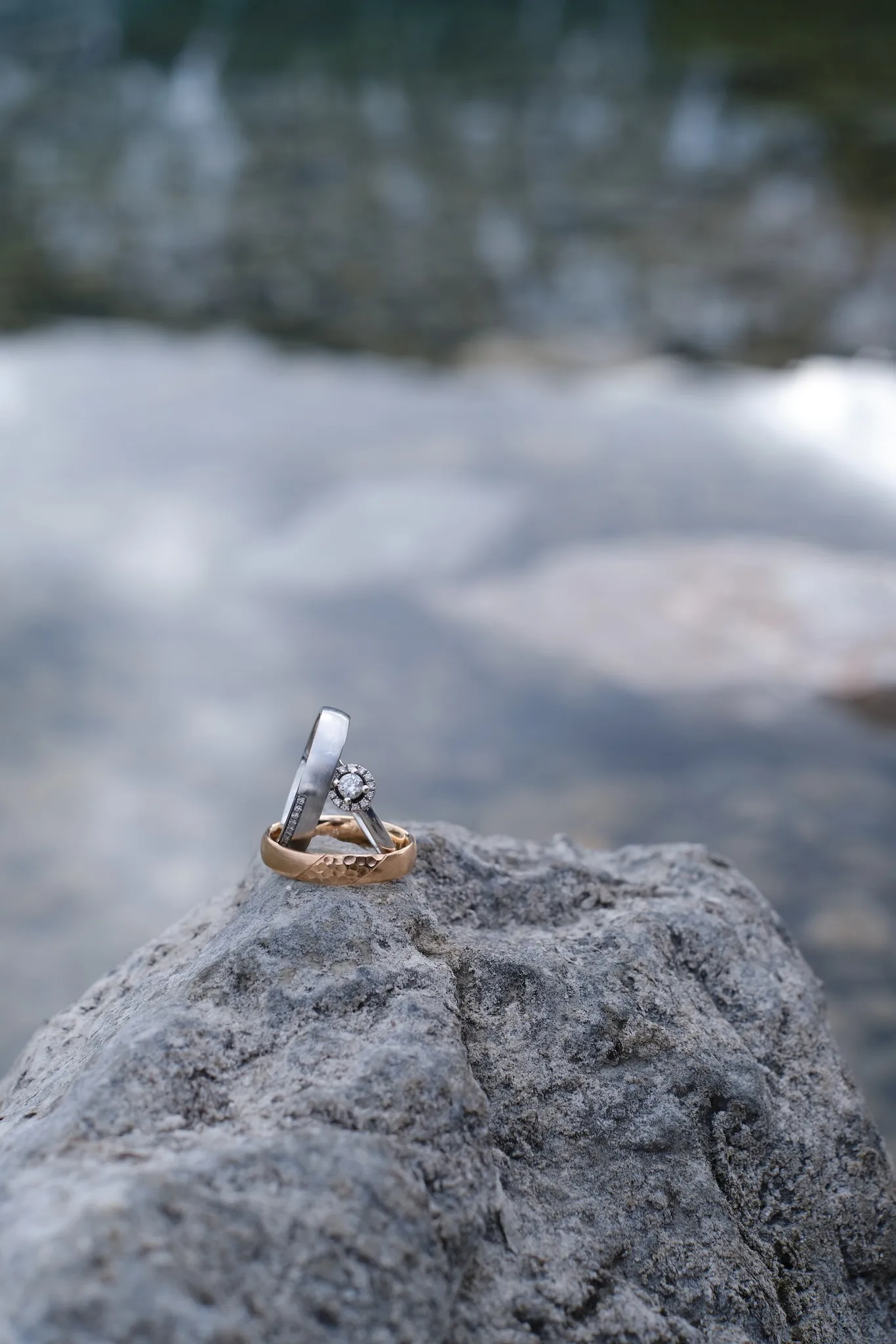 Eheringe auf einem Stein am Eibsee – After Wedding Christina & Florian, Eibsee
