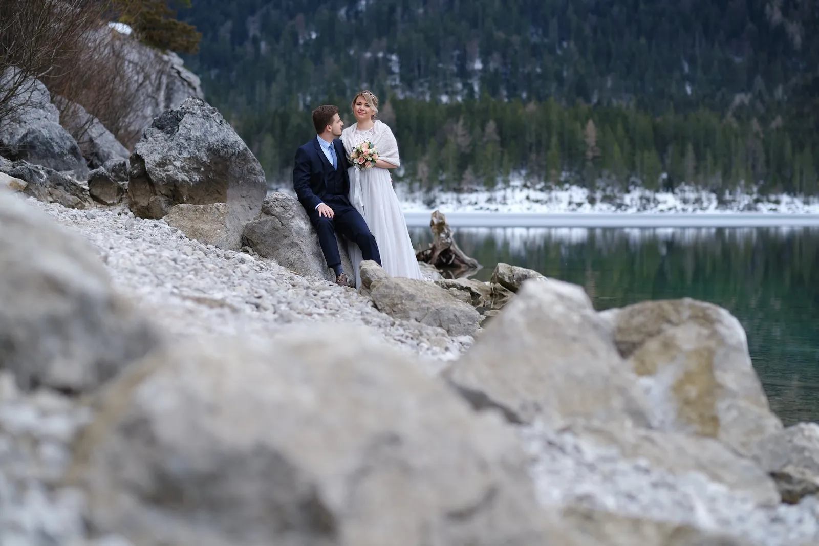 Brautpaar auf einem Felsvorsprung am Eibsee, Blick über das türkisgrüne Wasser – After Wedding Christina & Florian, Eibsee