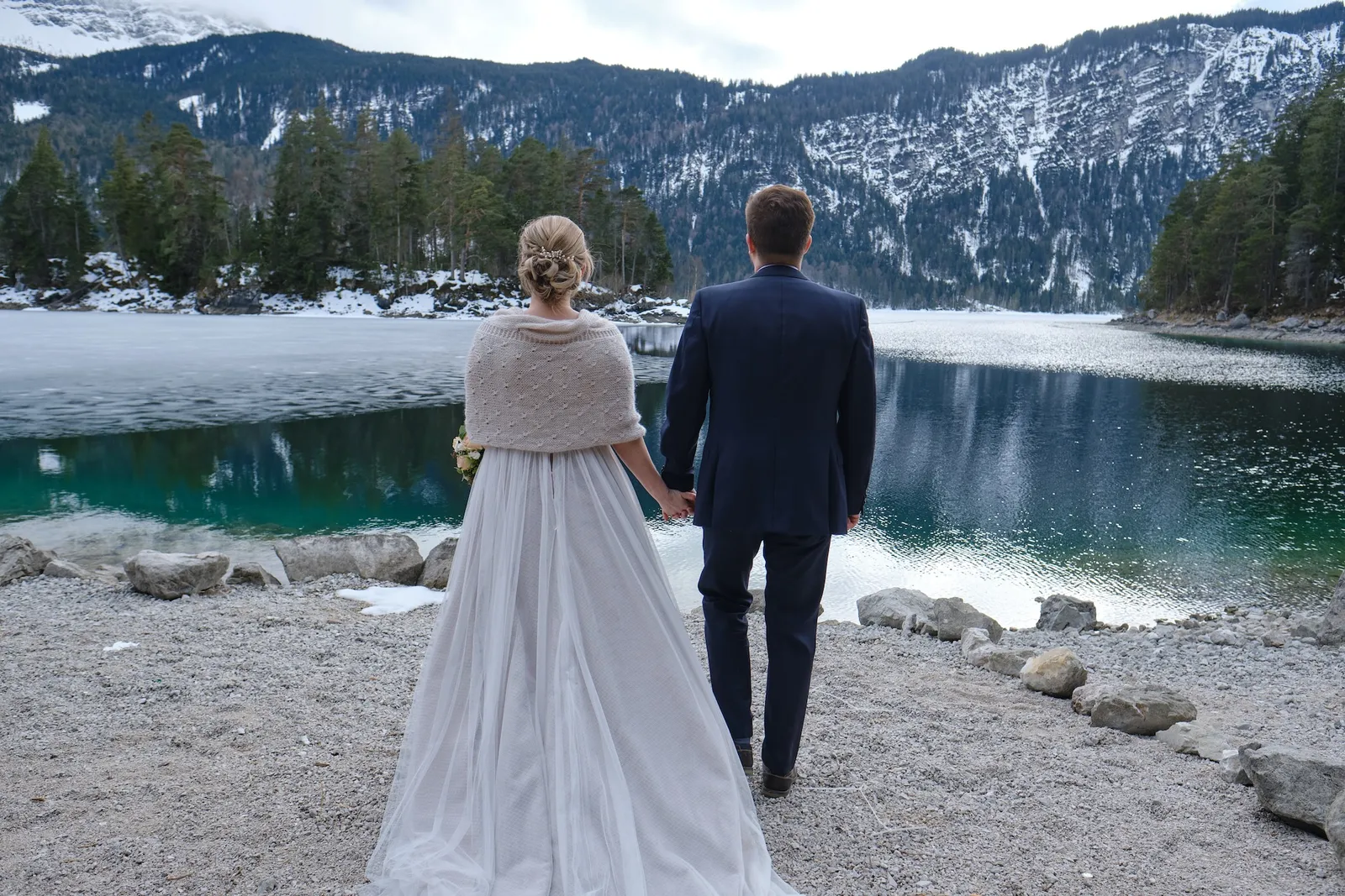 Brautpaar von hinten Richtung Eibsee gehend, Hand in Hand – After Wedding Christina & Florian, Eibsee