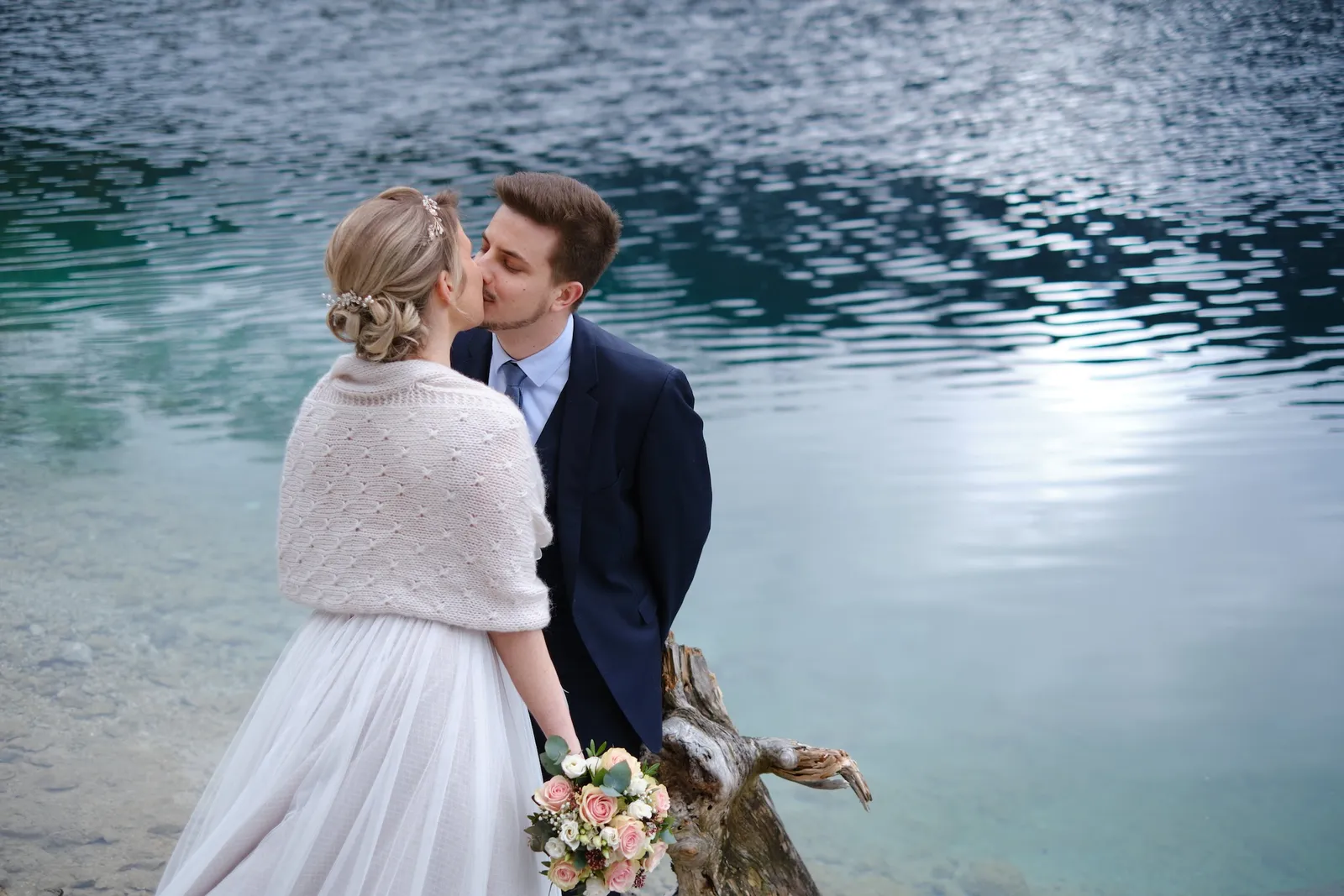 Kuss am Ufer, Spiegelung der Berge im türkisgrünen Wasser des Eibsees – After Wedding Christina & Florian, Eibsee