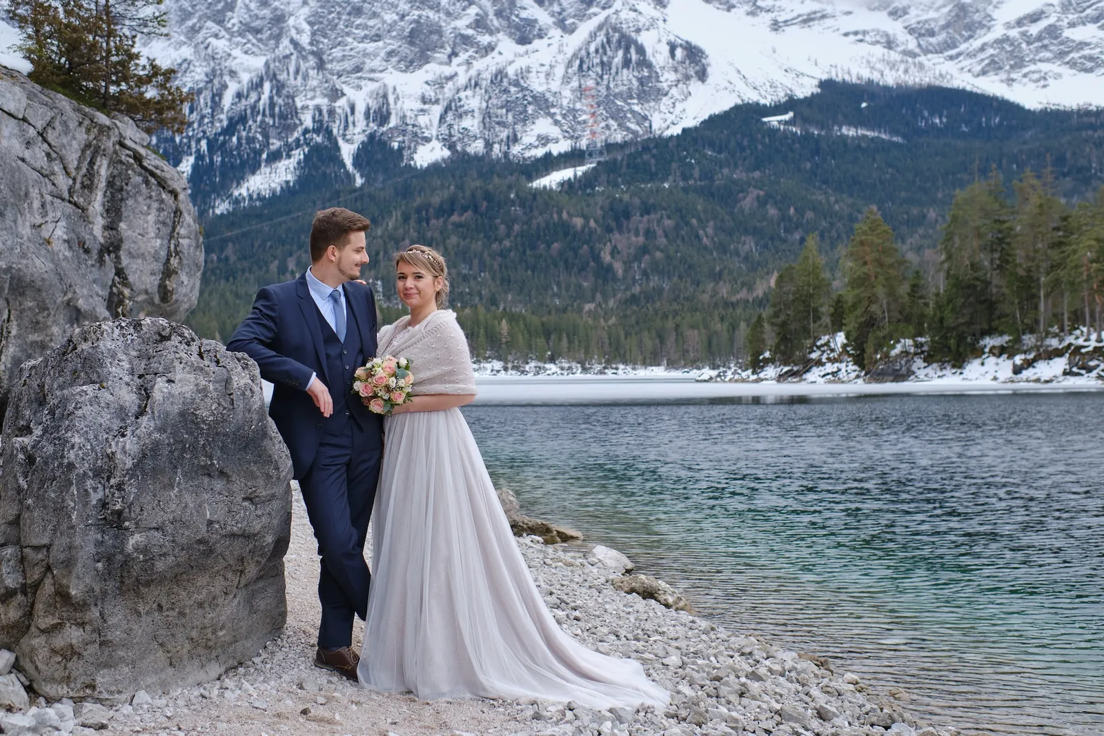 Brautpaar an einen Felsen gelehnt, Wettersteingebirge im Hintergrund – After Wedding Christina & Florian, Eibsee