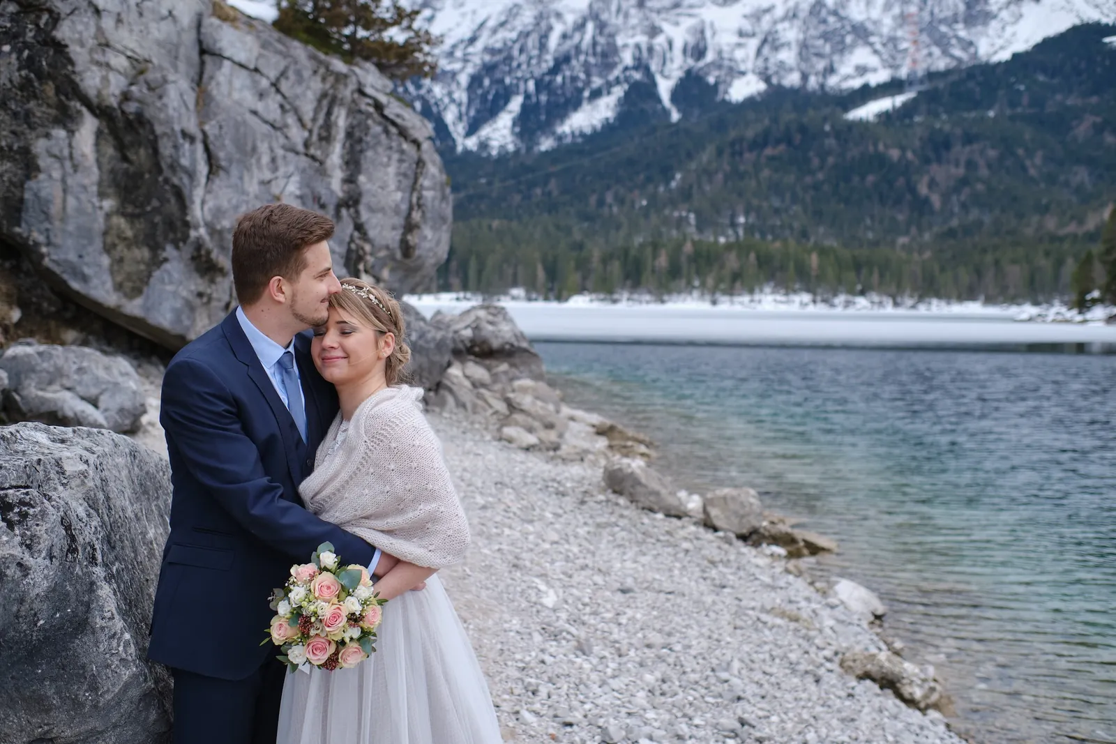 Enge, lächelnde Umarmung am Eibsee – After Wedding Christina & Florian, Eibsee