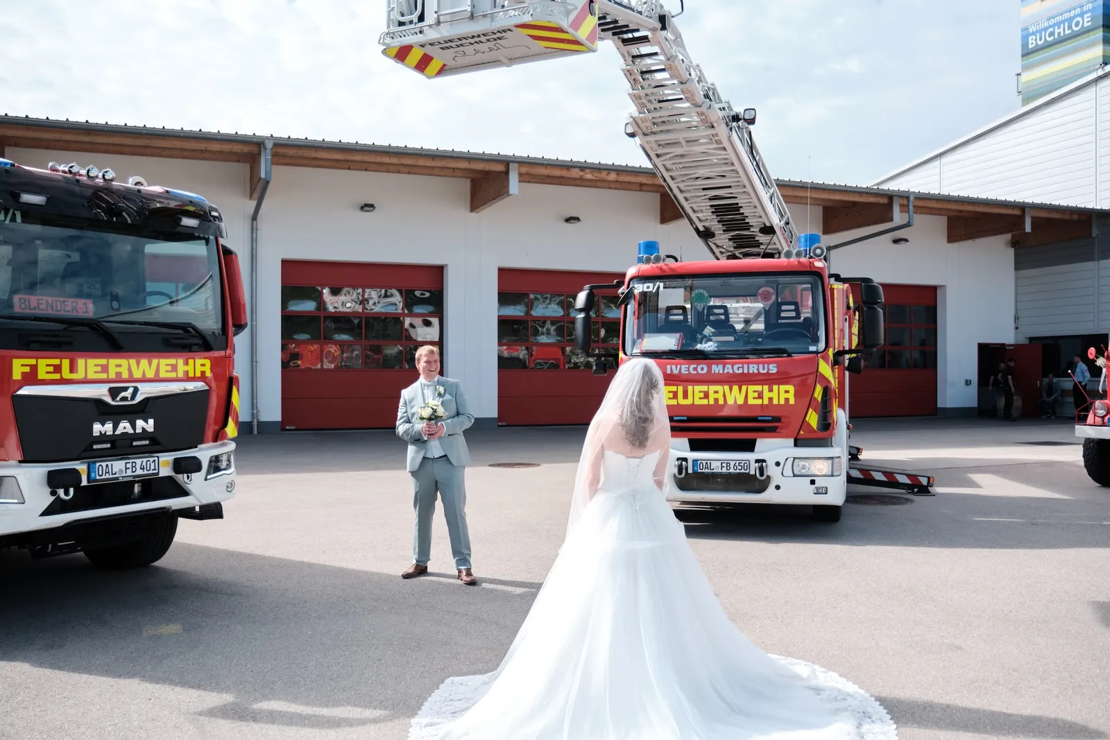 Ronja und Markus vor den Einsatzfahrzeugen im Feuerwehrhaus Buchloe – Hochzeit Ronja & Markus, Feuerwehrhaus Buchloe
