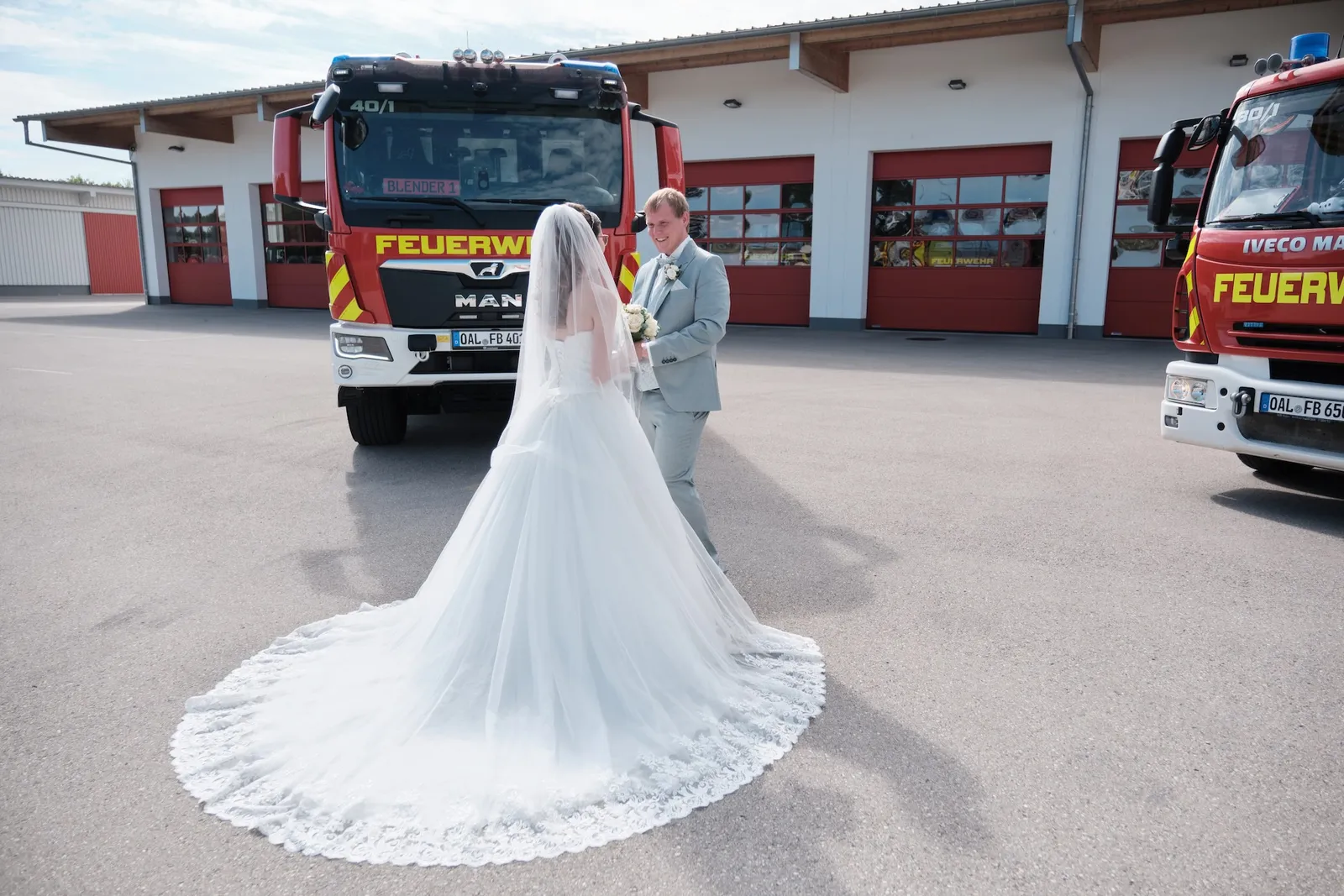 Ronjas Schleppe liegt weit ausgebreitet auf dem Hof des Feuerwehrhauses – Hochzeit Ronja & Markus, Feuerwehrhaus Buchloe