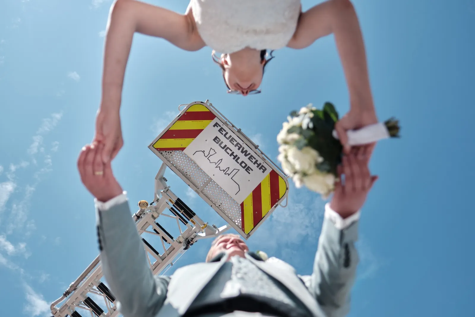 Verspielte Aufnahme von oben aus dem Korb der Drehleiter – Hochzeit Ronja & Markus, Feuerwehrhaus Buchloe