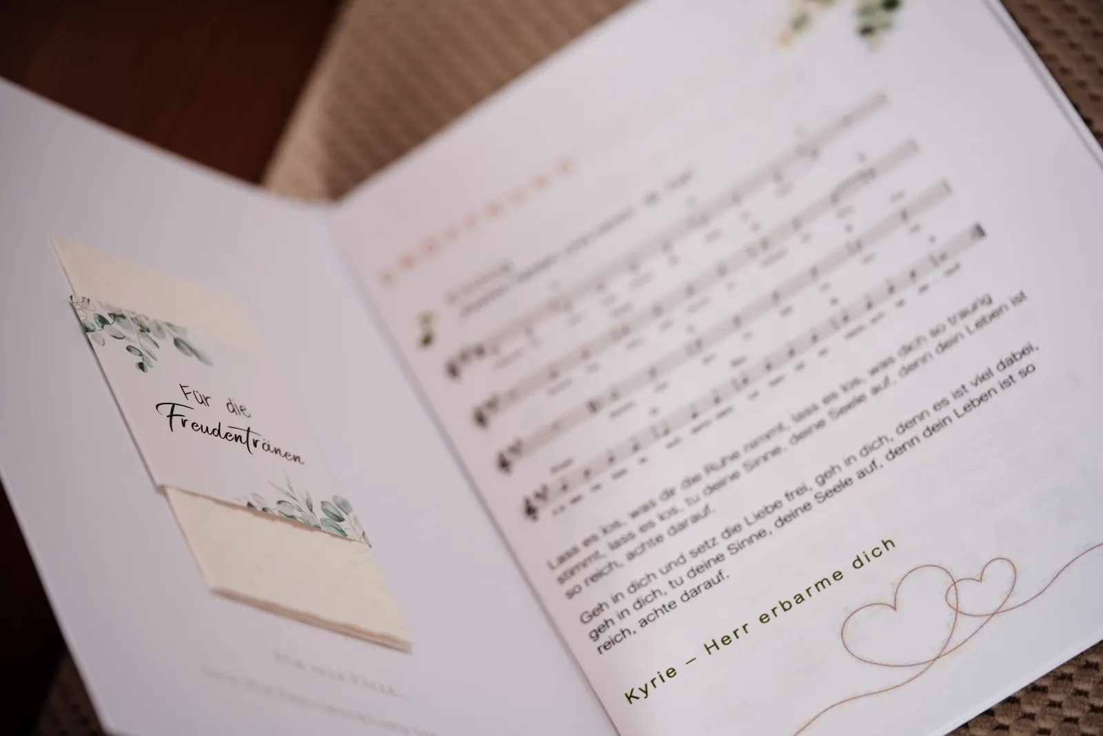 Aufgeschlagene Traukarte mit Liedtexten für die Trauung – Hochzeit Ronja & Markus, Buchloe