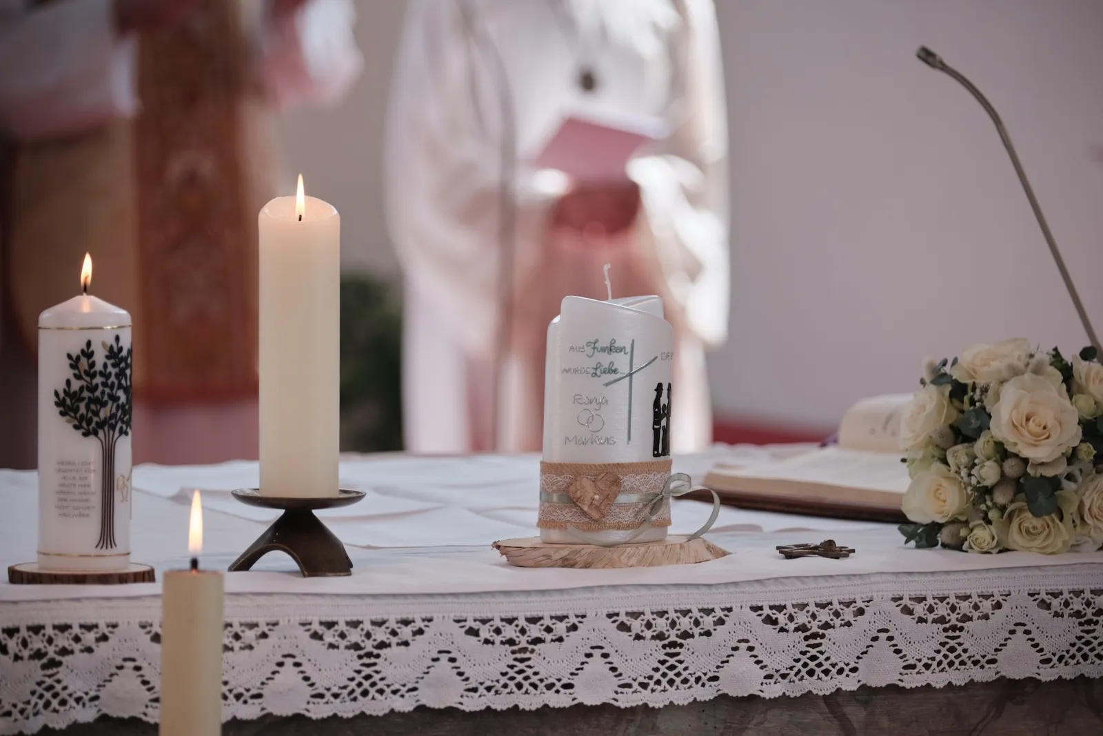 Brennende Kerzen auf dem Altar vor der Trauung – Hochzeit Ronja & Markus, Buchloe