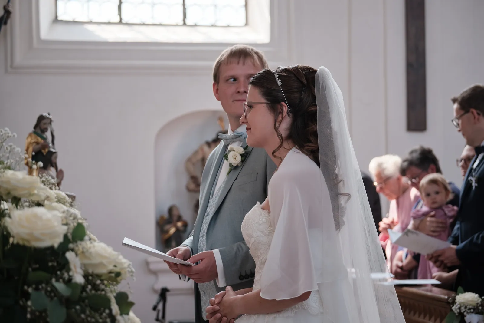 Ronja zieht mit Schleier in die Kirche ein – Hochzeit Ronja & Markus, Buchloe