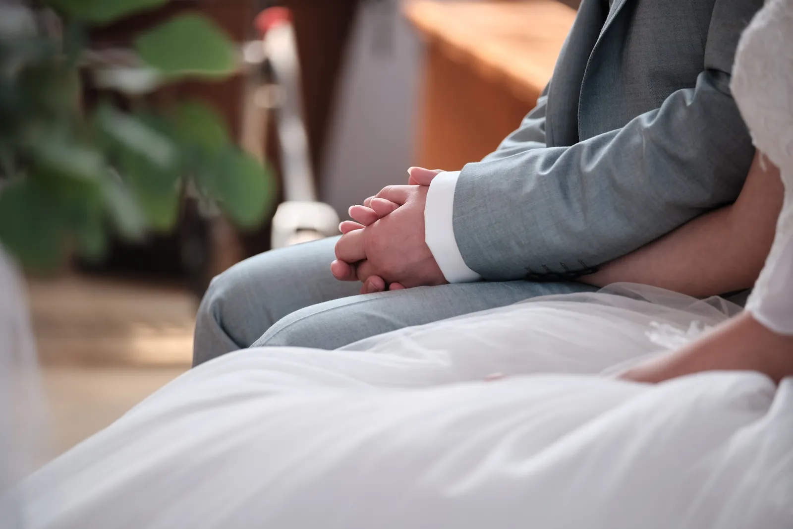 Gefaltete Hände des Brautpaars während der Trauung, Nahaufnahme – Hochzeit Ronja & Markus, Buchloe