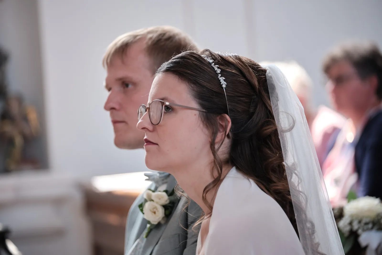 Ronja und Markus schauen sich während der Trauung an – Hochzeit Ronja & Markus, Buchloe