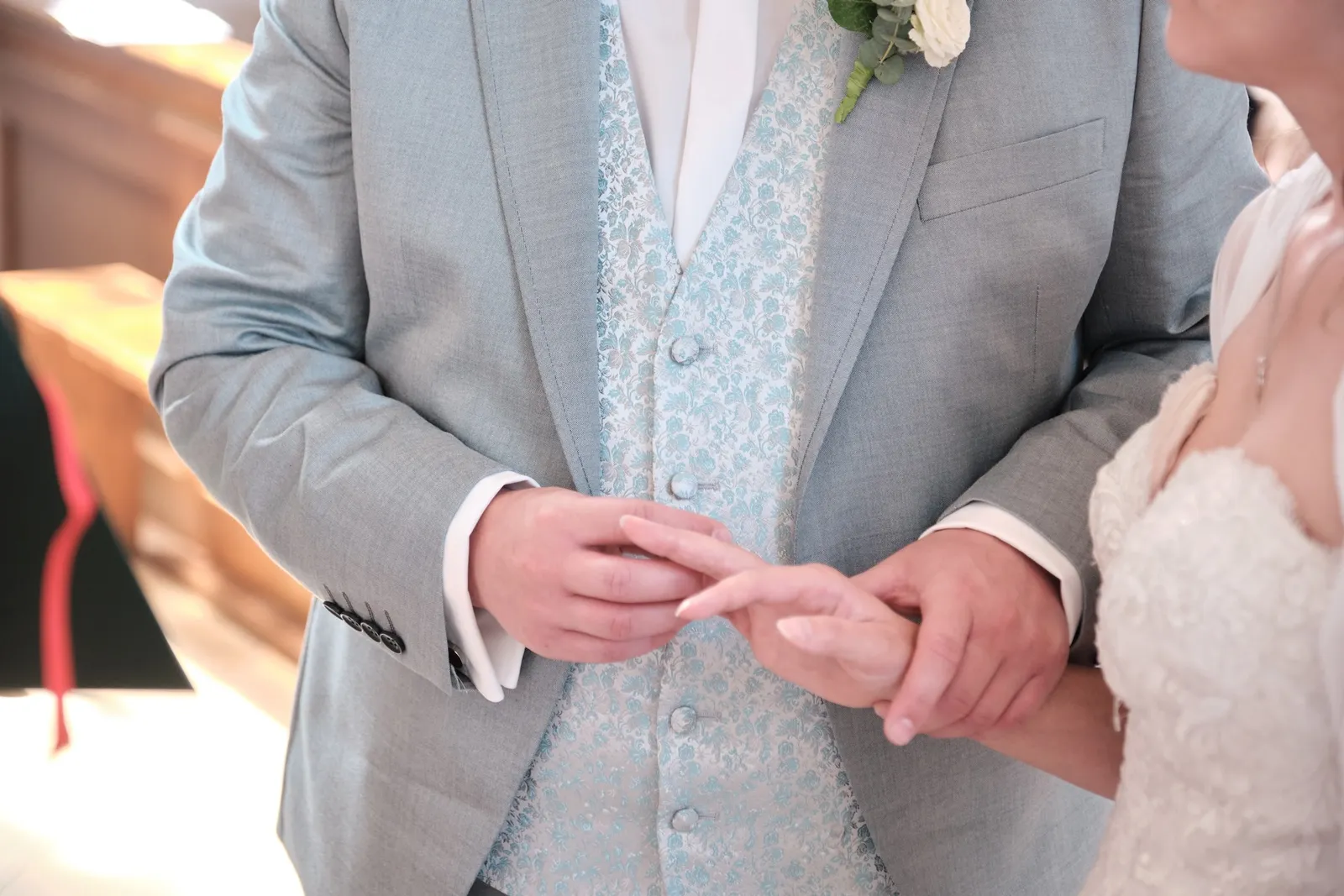 Markus hält Ronjas Hand beim Ringtausch – Hochzeit Ronja & Markus, Buchloe