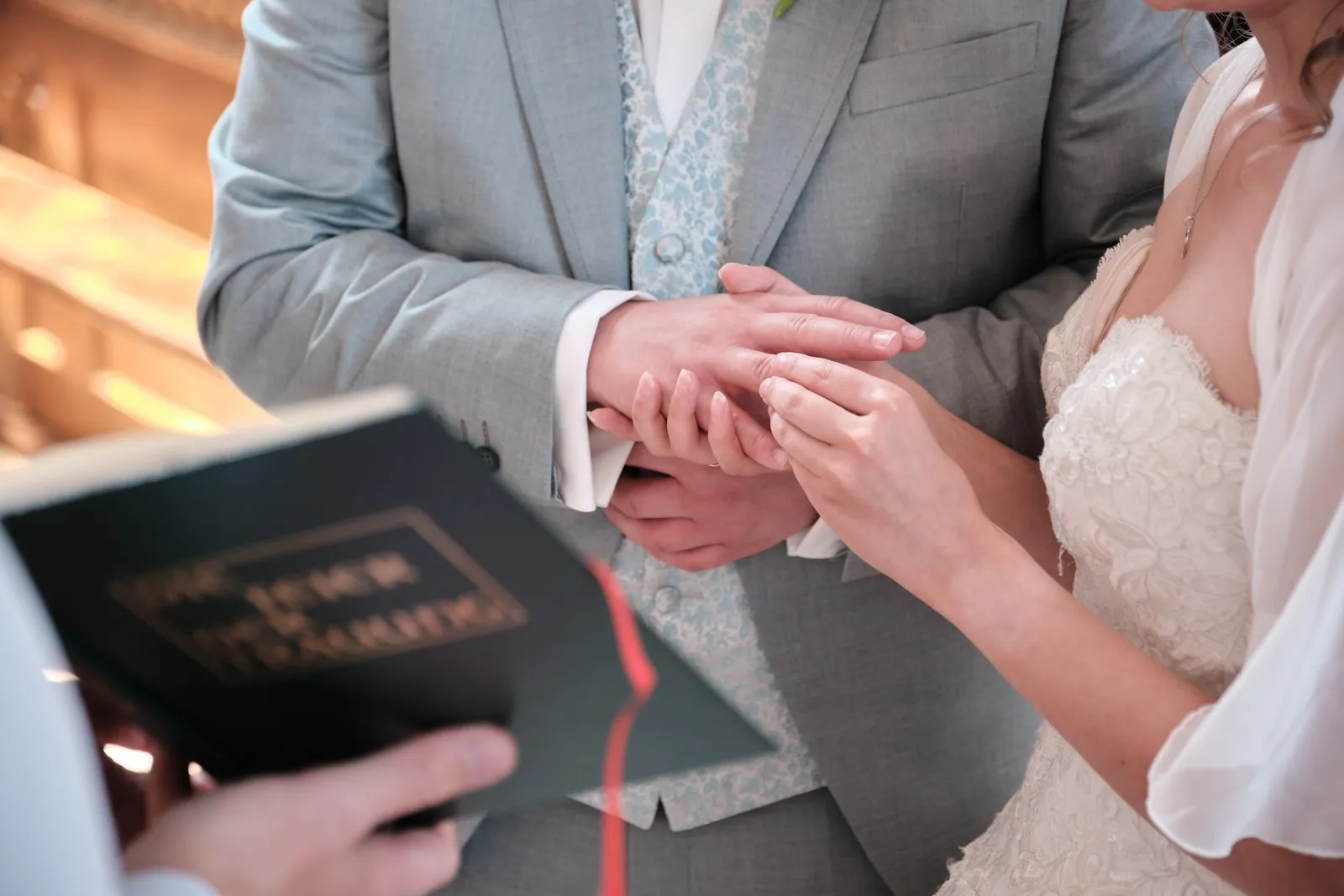 Der Priester begleitet den Ringtausch – Hochzeit Ronja & Markus, Buchloe