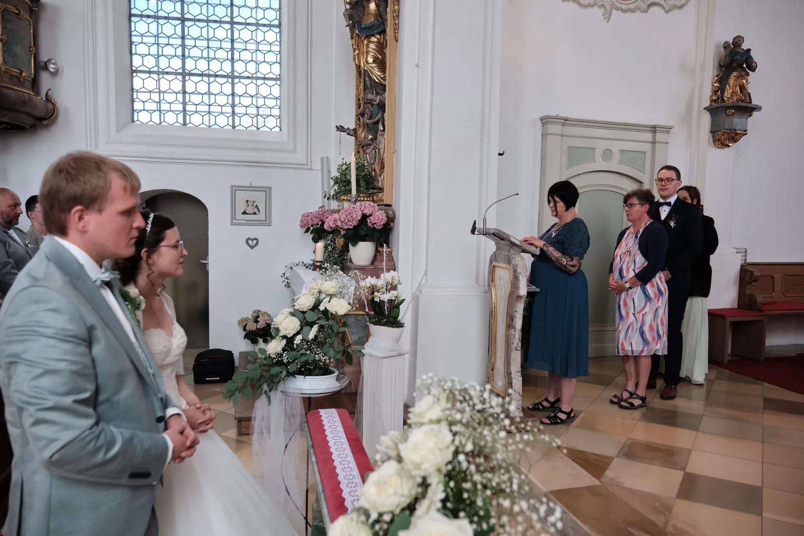 Fürbitten werden von einer Angehörigen vorgelesen – Hochzeit Ronja & Markus, Buchloe