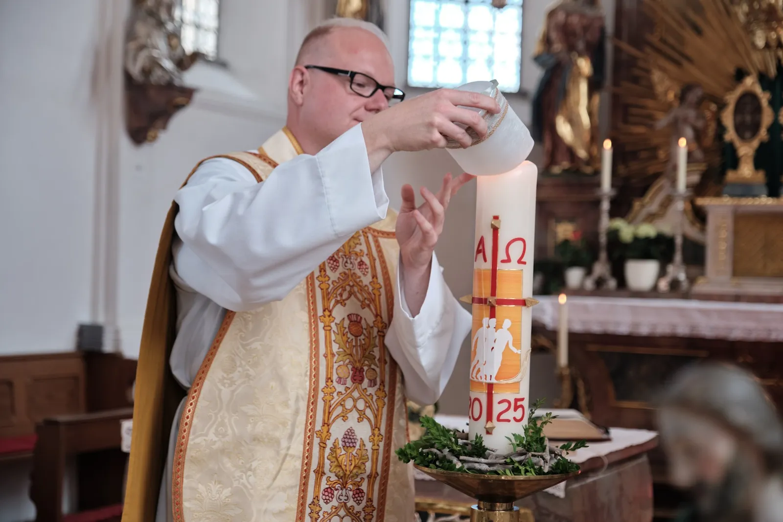 Der Priester entzündet die Hochzeitskerze – Hochzeit Ronja & Markus, Buchloe