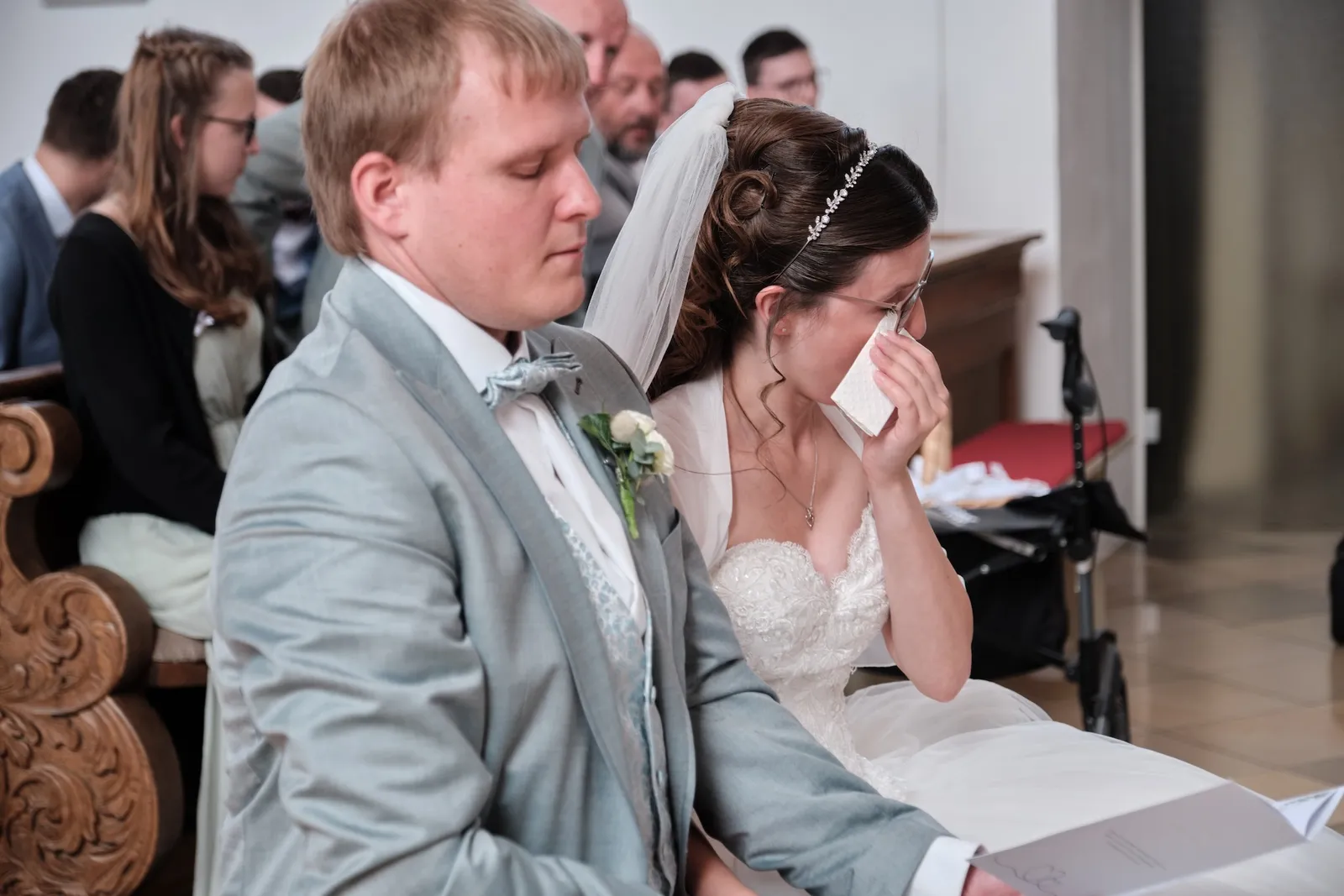 Markus reicht Ronja gerührt ein Taschentuch – Hochzeit Ronja & Markus, Buchloe