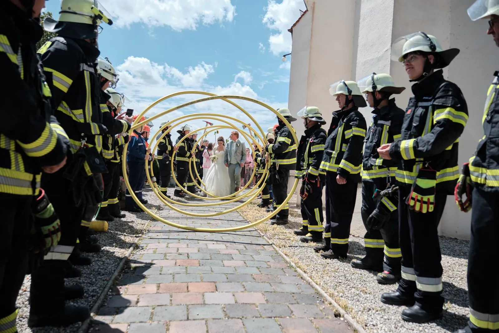 Feuerwehrkollegen bilden mit den Schläuchen ein Ehrenspalier – Hochzeit Ronja & Markus, Buchloe