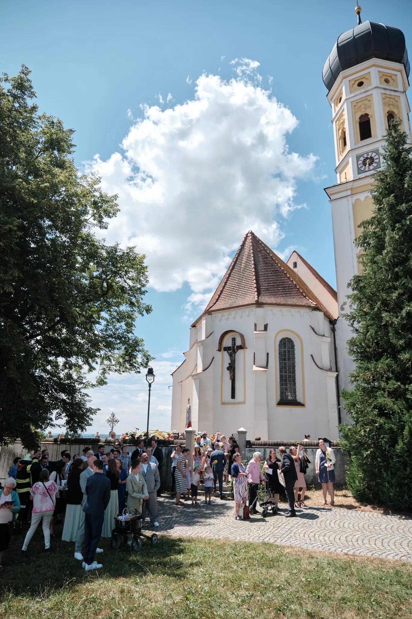 Die Kirche mit ausgefahrener Feuerwehr-Drehleiter am Turm – Hochzeit Ronja & Markus, Buchloe