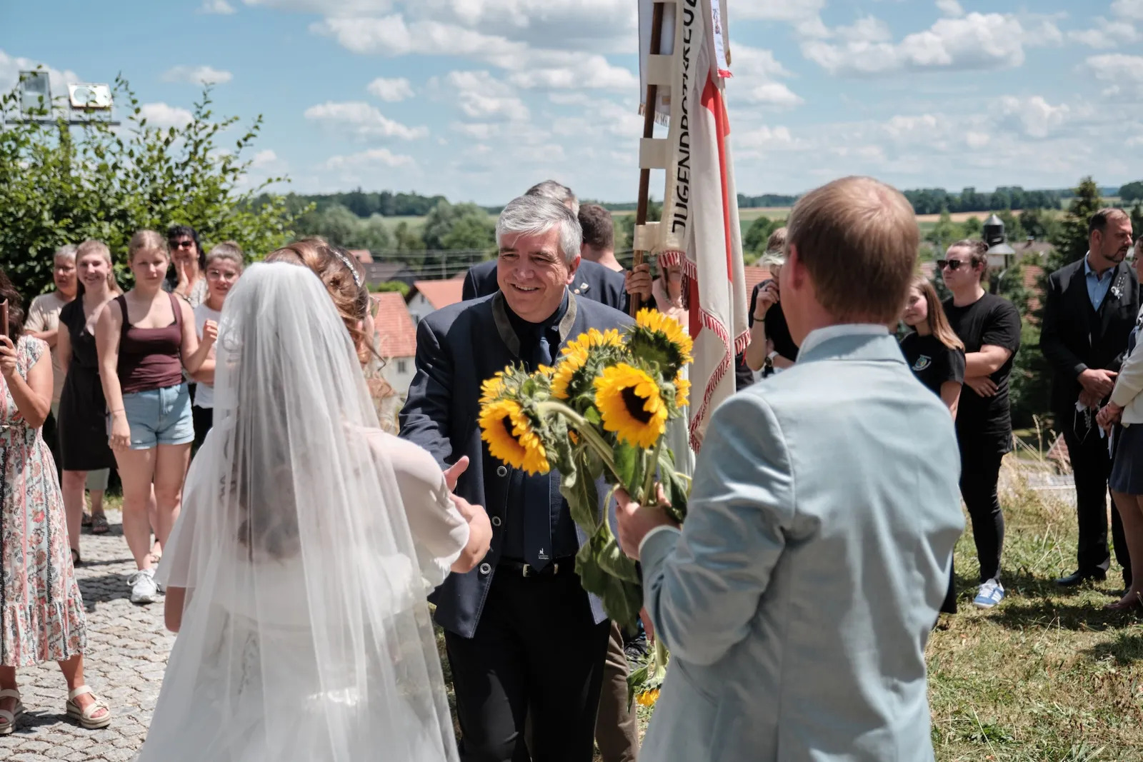 Ronja und Markus nehmen Glückwünsche der Dorfgemeinschaft entgegen – Hochzeit Ronja & Markus, Buchloe