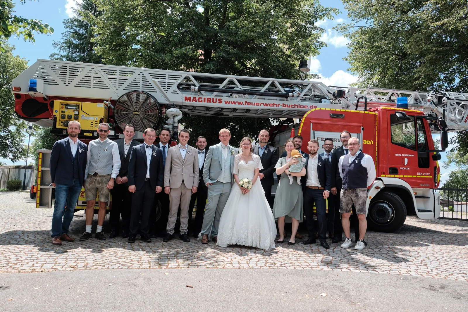 Hochzeitsgesellschaft vor dem alten Feuerwehrauto – Hochzeit Ronja & Markus, Buchloe