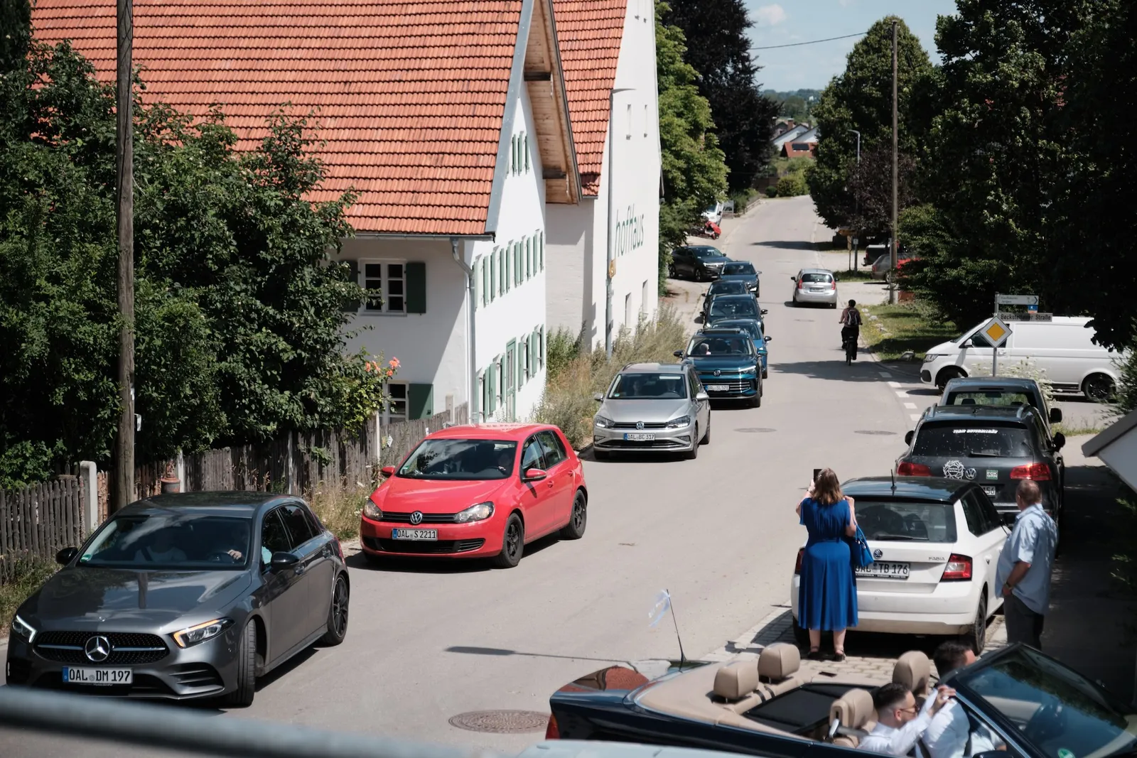 Straße mit parkenden Hochzeitsgästen vor dem Gasthaus zur Krone – Hochzeit Ronja & Markus, Gasthaus zur Krone