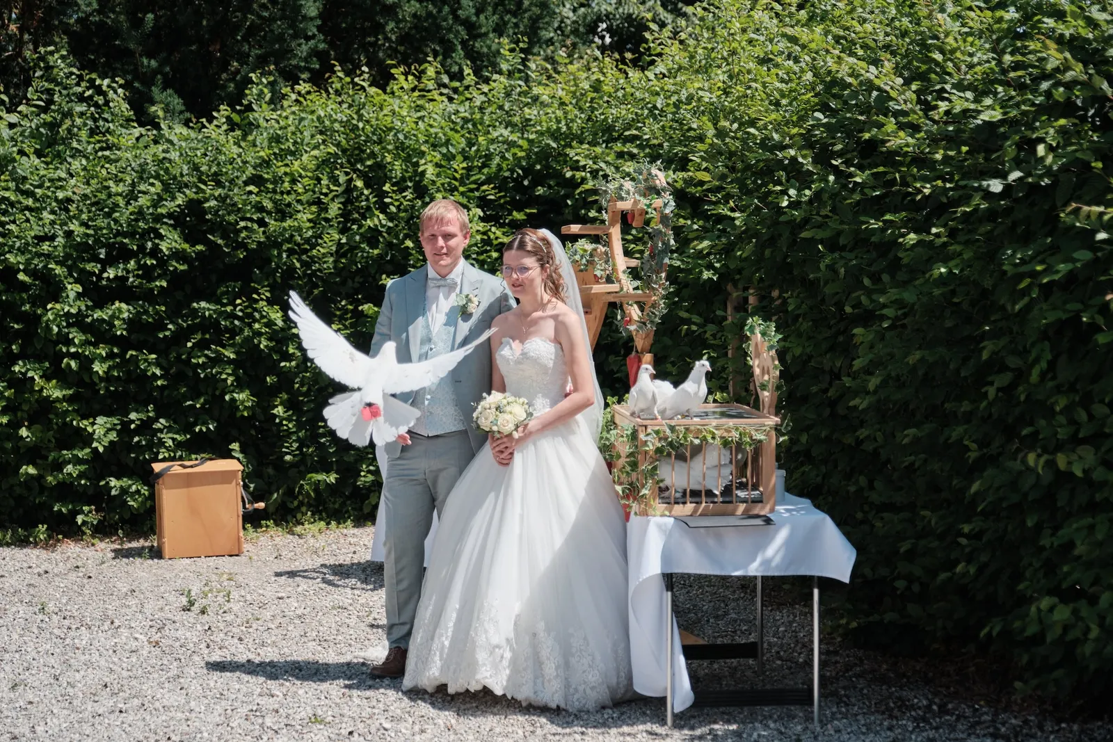 Brautpaar öffnet den Käfig für den Taubenflug – Hochzeit Ronja & Markus, Gasthaus zur Krone