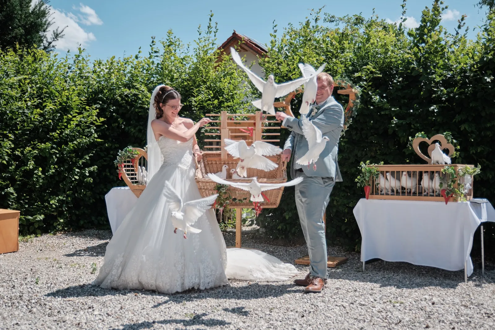 Weiße Tauben fliegen über dem Brautpaar auf – Hochzeit Ronja & Markus, Gasthaus zur Krone