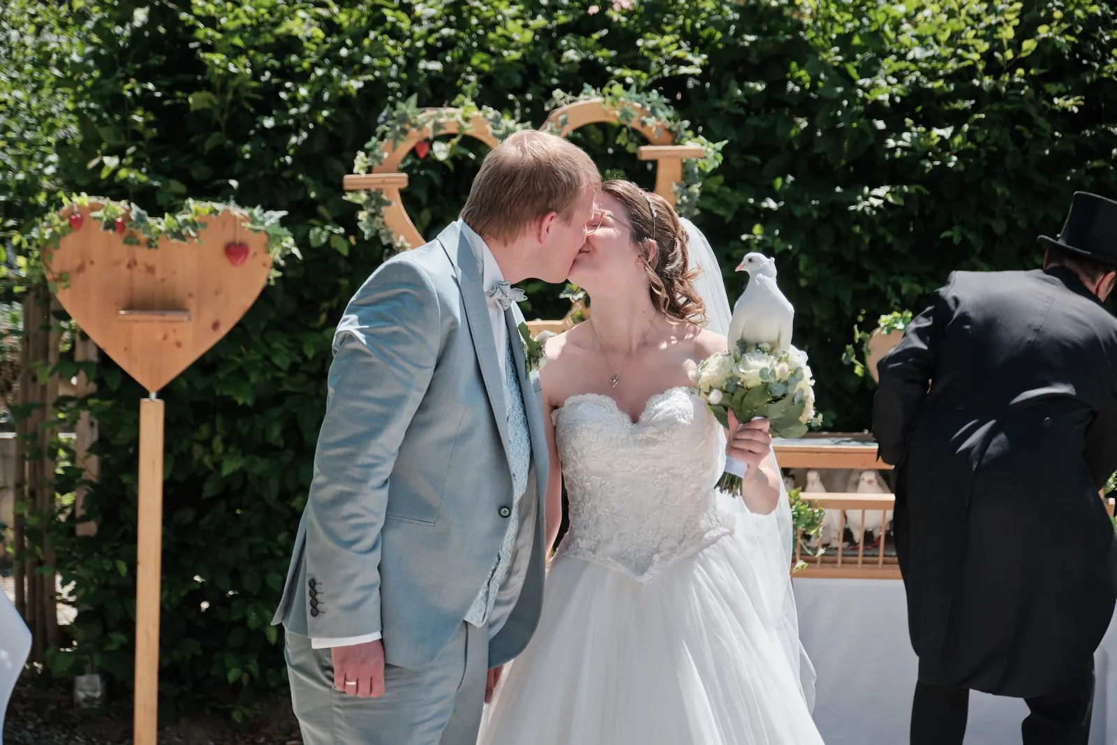 Kuss unter dem Herzbogen nach dem Taubenflug – Hochzeit Ronja & Markus, Gasthaus zur Krone