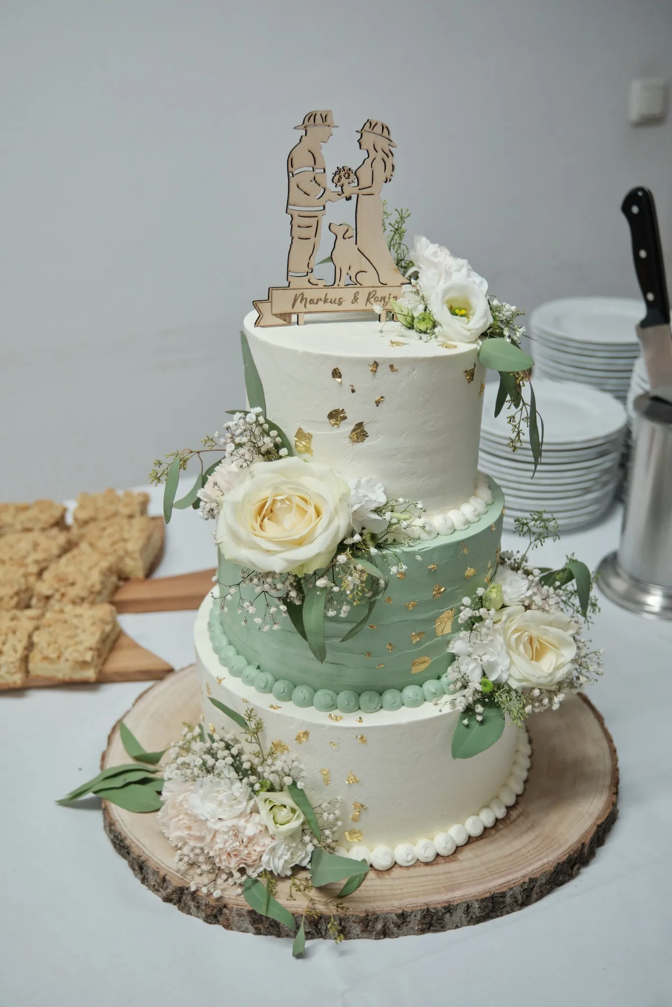 Dreistöckige Hochzeitstorte in Salbeigrün mit Holzscheiben-Topper – Hochzeit Ronja & Markus, Gasthaus zur Krone