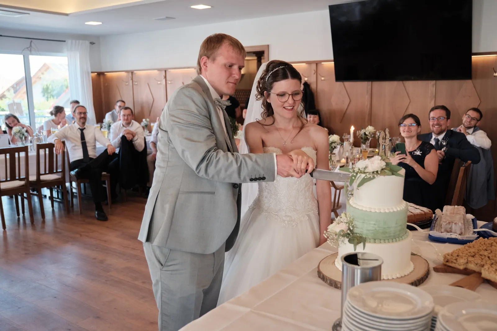 Brautpaar schneidet gemeinsam die Hochzeitstorte an – Hochzeit Ronja & Markus, Gasthaus zur Krone