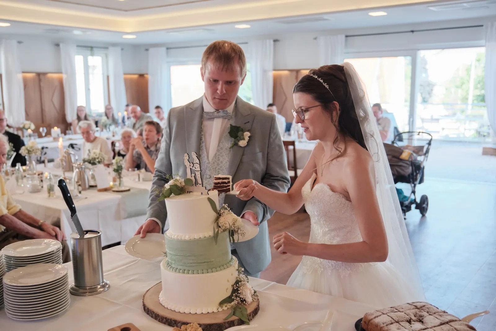 Ronja und Markus füttern sich lachend mit Torte – Hochzeit Ronja & Markus, Gasthaus zur Krone