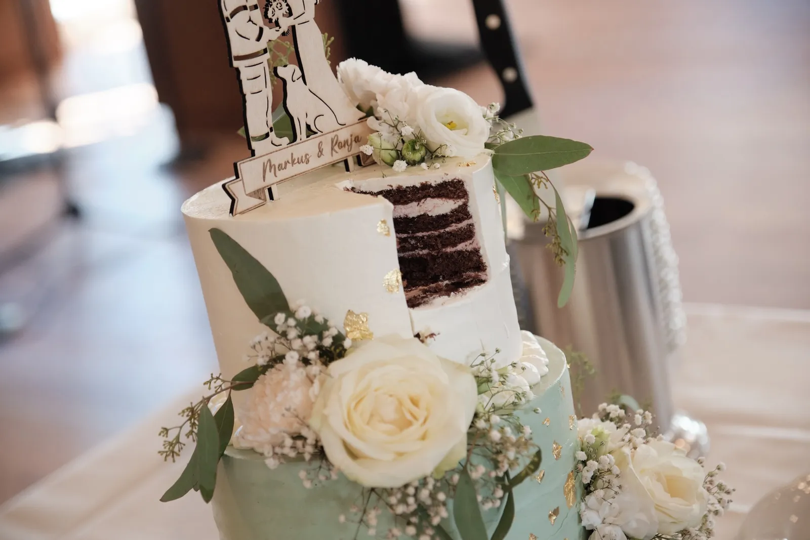 Angeschnittene Torte mit Schokoladenboden und weißen Rosen – Hochzeit Ronja & Markus, Gasthaus zur Krone