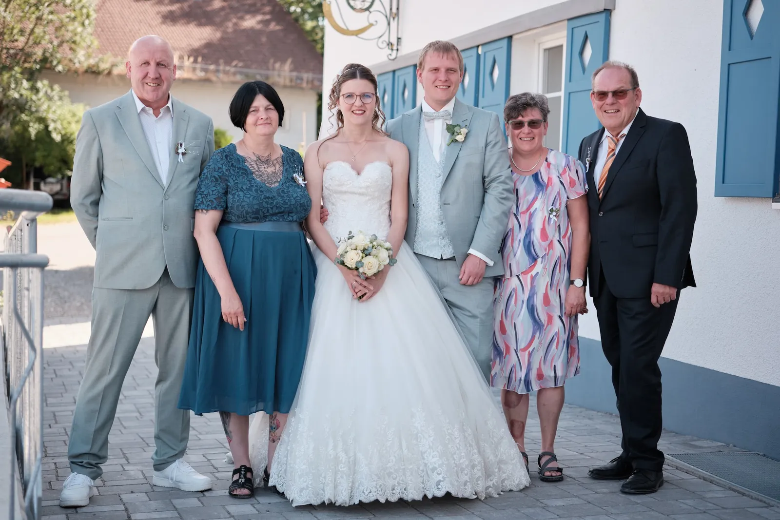 Familienfoto vor dem Gasthaus zur Krone – Hochzeit Ronja & Markus, Gasthaus zur Krone