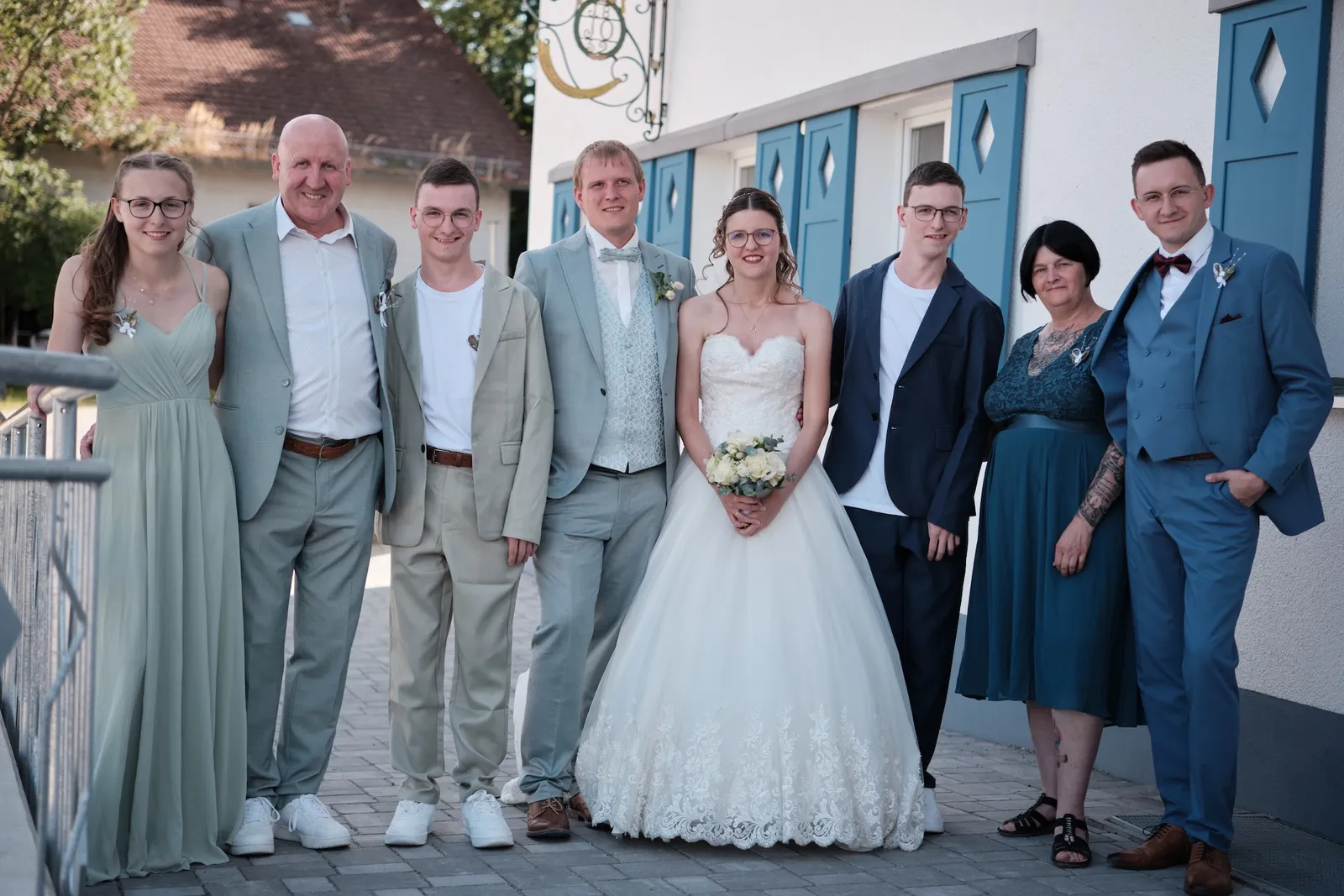 Gruppenfoto mit den Trauzeugen vor dem Gasthaus – Hochzeit Ronja & Markus, Gasthaus zur Krone