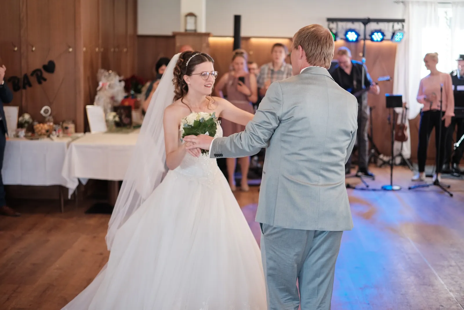 Eröffnungstanz des Brautpaars im Saal – Hochzeit Ronja & Markus, Gasthaus zur Krone