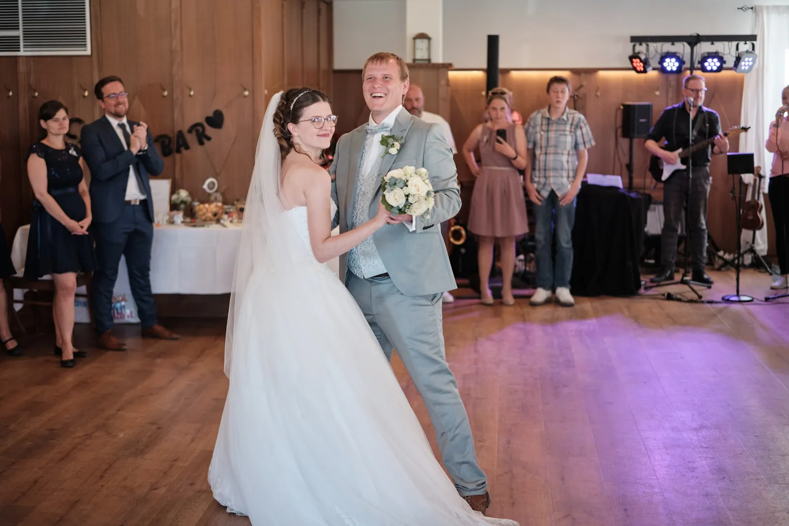 Markus dreht Ronja beim Hochzeitstanz – Hochzeit Ronja & Markus, Gasthaus zur Krone