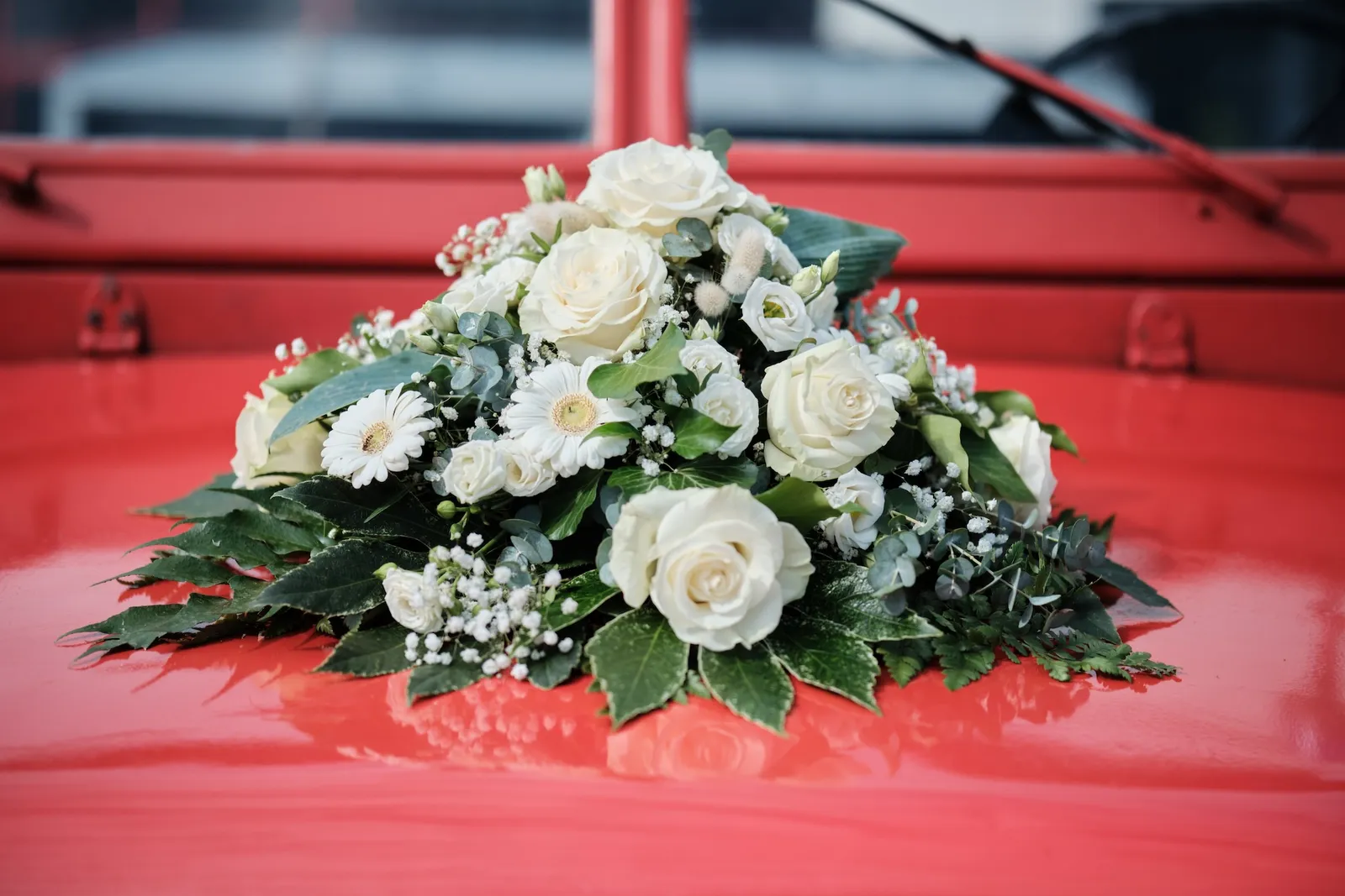 Blumengesteck auf der Motorhaube des Feuerwehrautos – Hochzeit Ronja & Markus, Feuerwehrhaus Buchloe