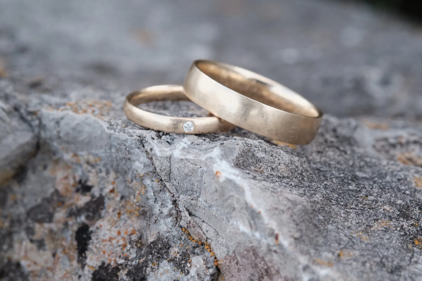 Beide Eheringe liegen nebeneinander auf einem Felsen – Hochzeit Ronja & Markus, Buchloe