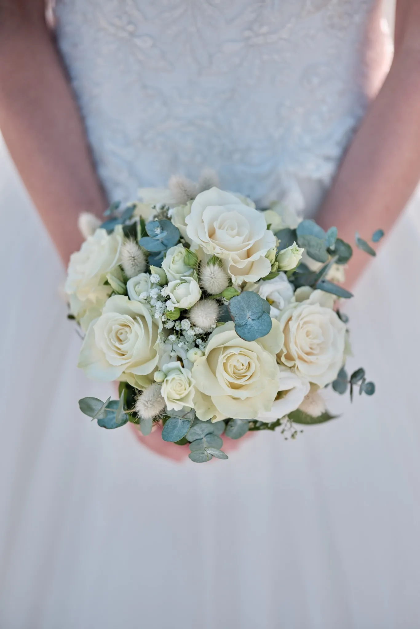 Kleines Kind auf dem Arm einer Gästin – Hochzeit Ronja & Markus, Gasthaus zur Krone