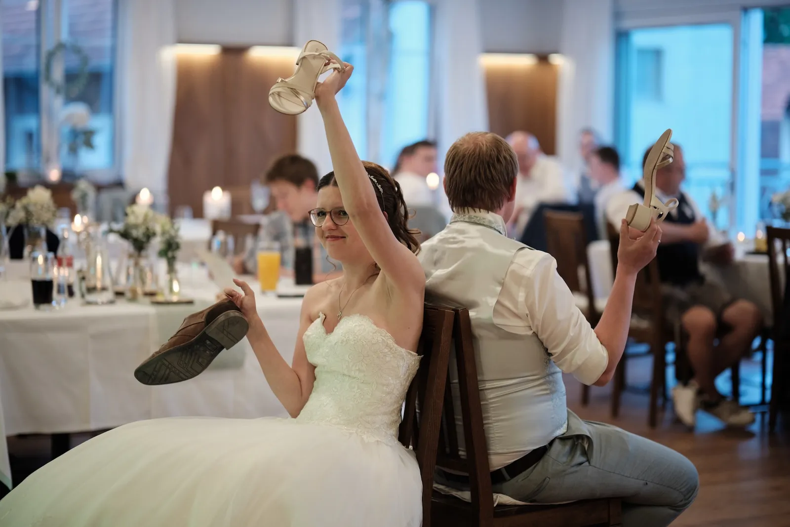 Blau-gelbes Strumpfband am Bein der Braut – Hochzeit Ronja & Markus, Gasthaus zur Krone