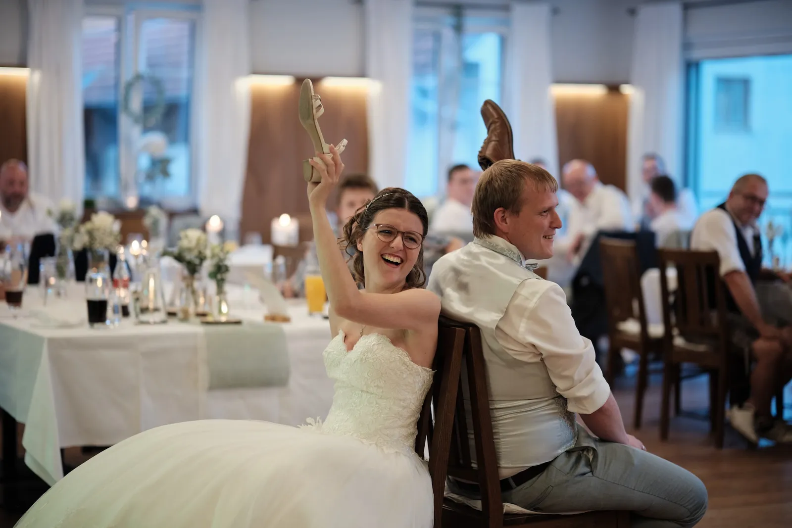 Markus wirft beim Schuhspiel lachend einen Schuh in die Luft – Hochzeit Ronja & Markus, Gasthaus zur Krone
