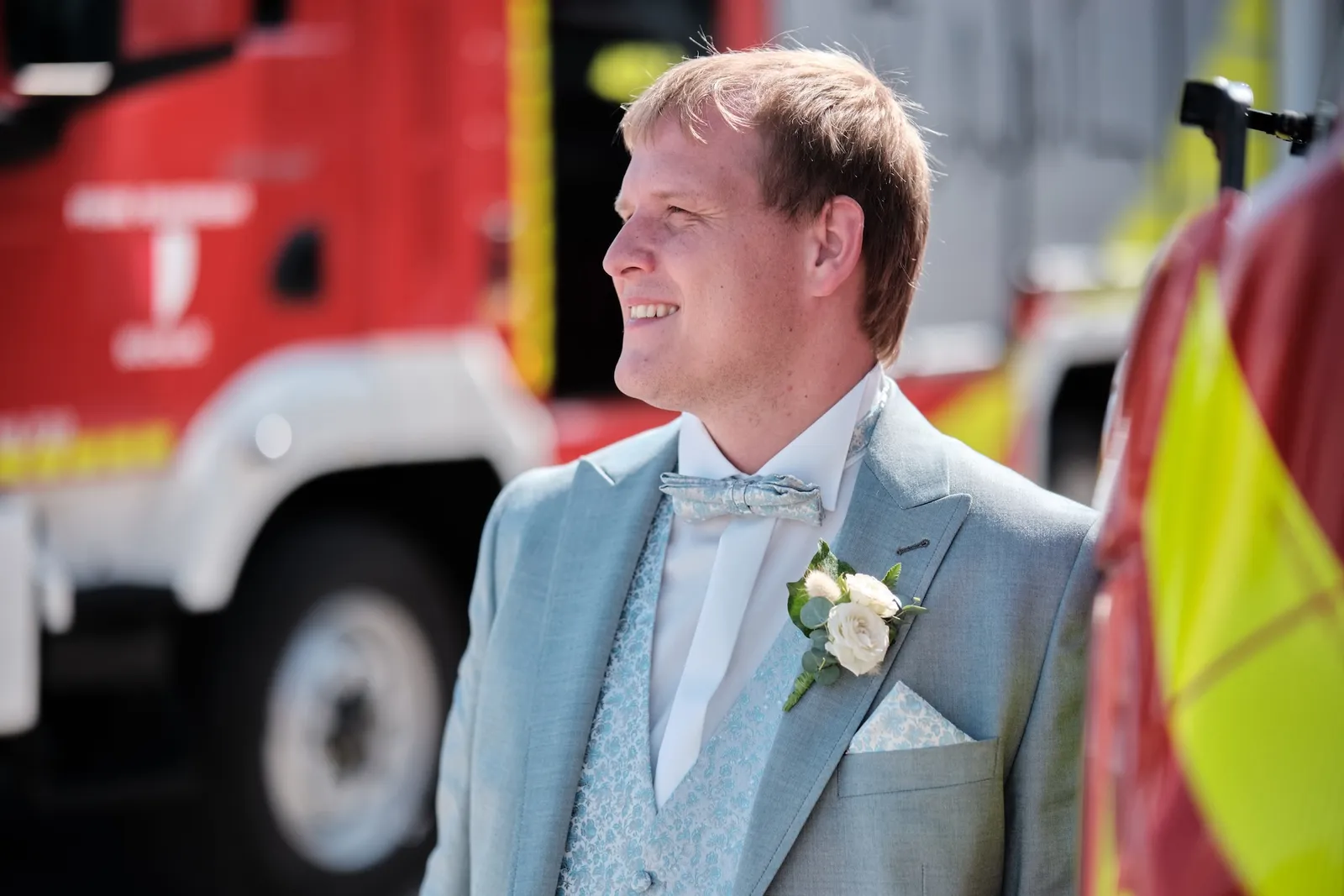 Weiße Ansteckblume am Anzug des Bräutigams – Hochzeit Ronja & Markus, Feuerwehrhaus Buchloe