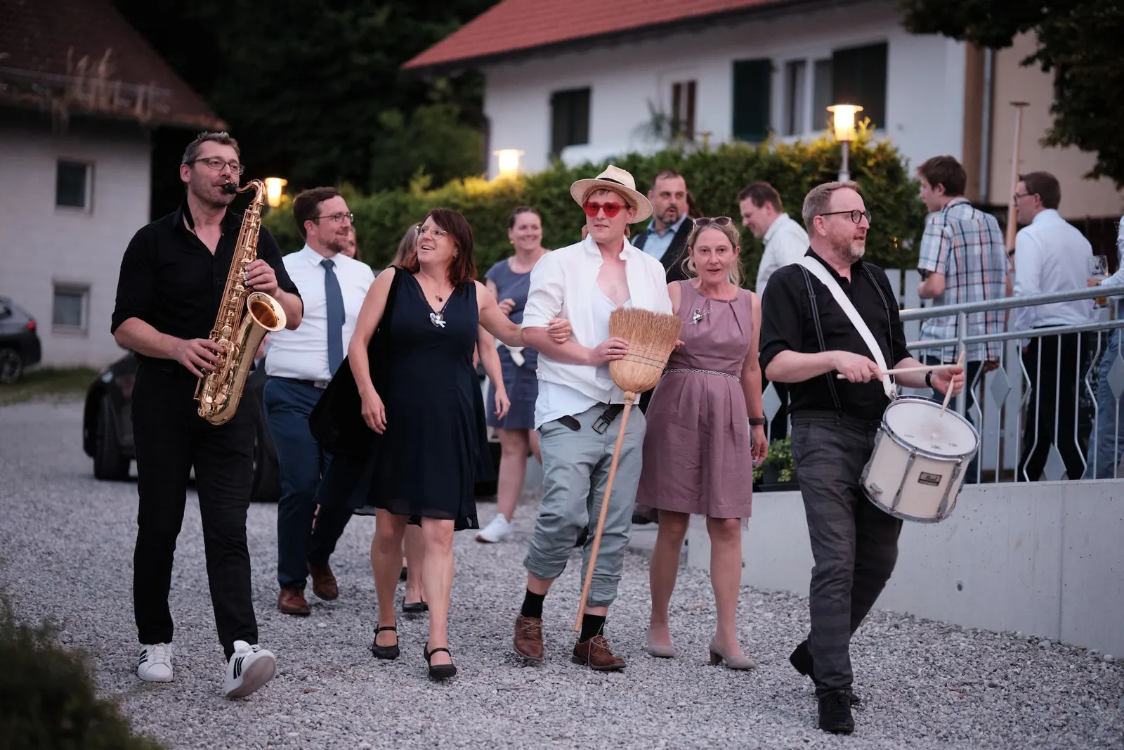 Live-Band zieht mit Saxophon und Trommel durch die Gästeschar – Hochzeit Ronja & Markus, Gasthaus zur Krone