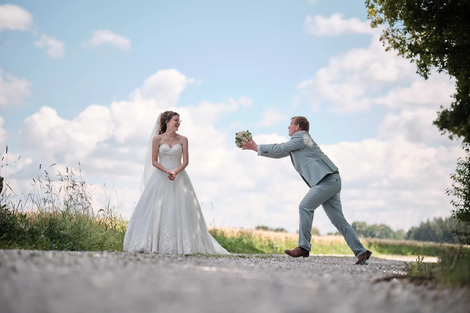 Markus wirft den Brautstrauß, Ronja schaut gespannt zu – Hochzeit Ronja & Markus, Gasthaus zur Krone