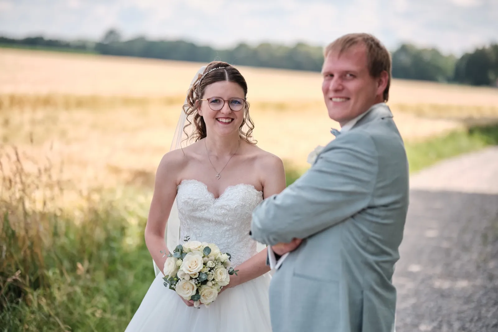 Markus umarmt Ronja von hinten nach dem Straußwurf – Hochzeit Ronja & Markus, Gasthaus zur Krone
