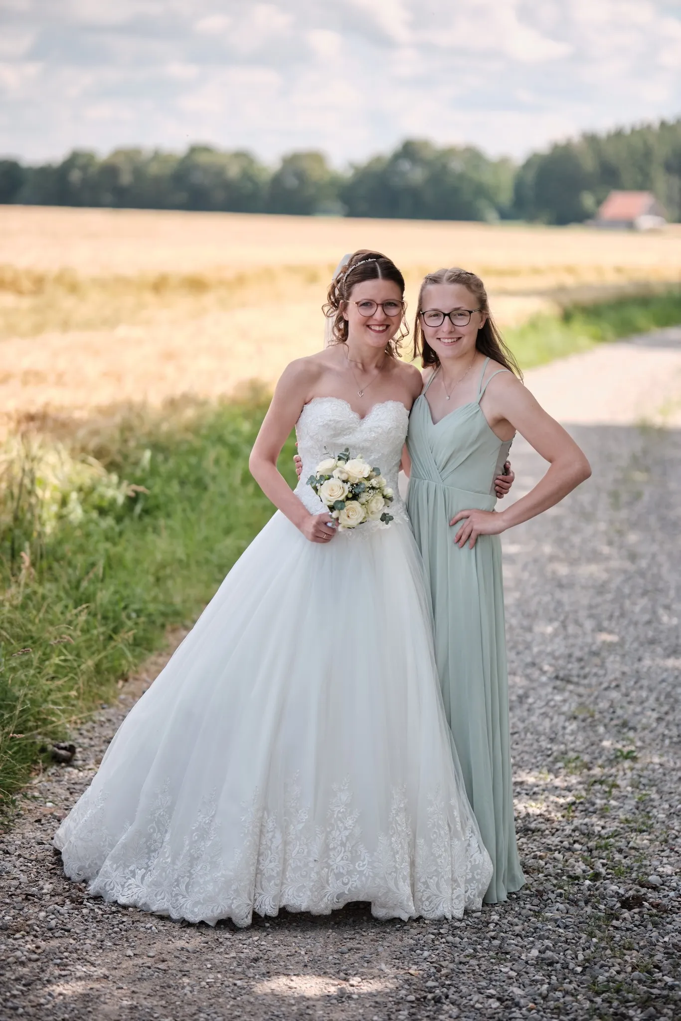Brautjungfern in Salbeigrün posieren zusammen – Hochzeit Ronja & Markus, Gasthaus zur Krone