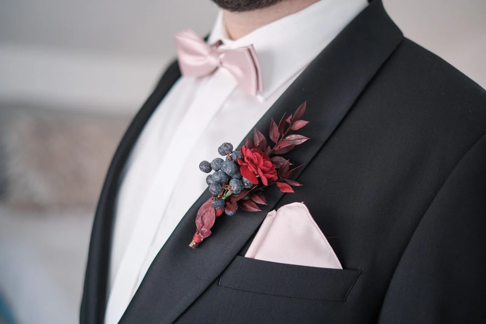 Ansteckblume und rosa Einstecktuch am schwarzen Sakko des Bräutigams – Hochzeit Charly & Moritz, Herrenhaus Bannacker