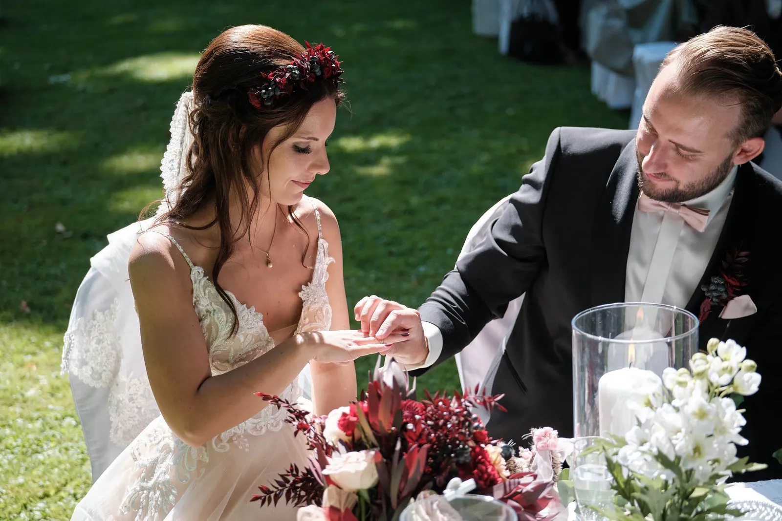 Ringtausch am Trautisch während der freien Trauung – Hochzeit Charly & Moritz, Herrenhaus Bannacker