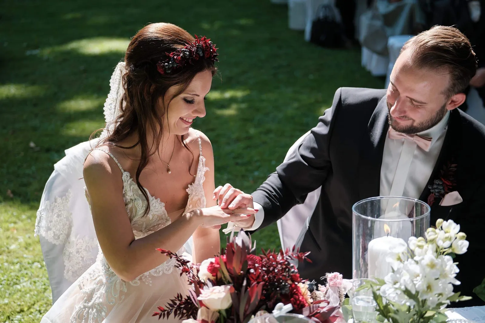 Braut und Bräutigam beim Ringtausch am geschmückten Tisch – Hochzeit Charly & Moritz, Herrenhaus Bannacker