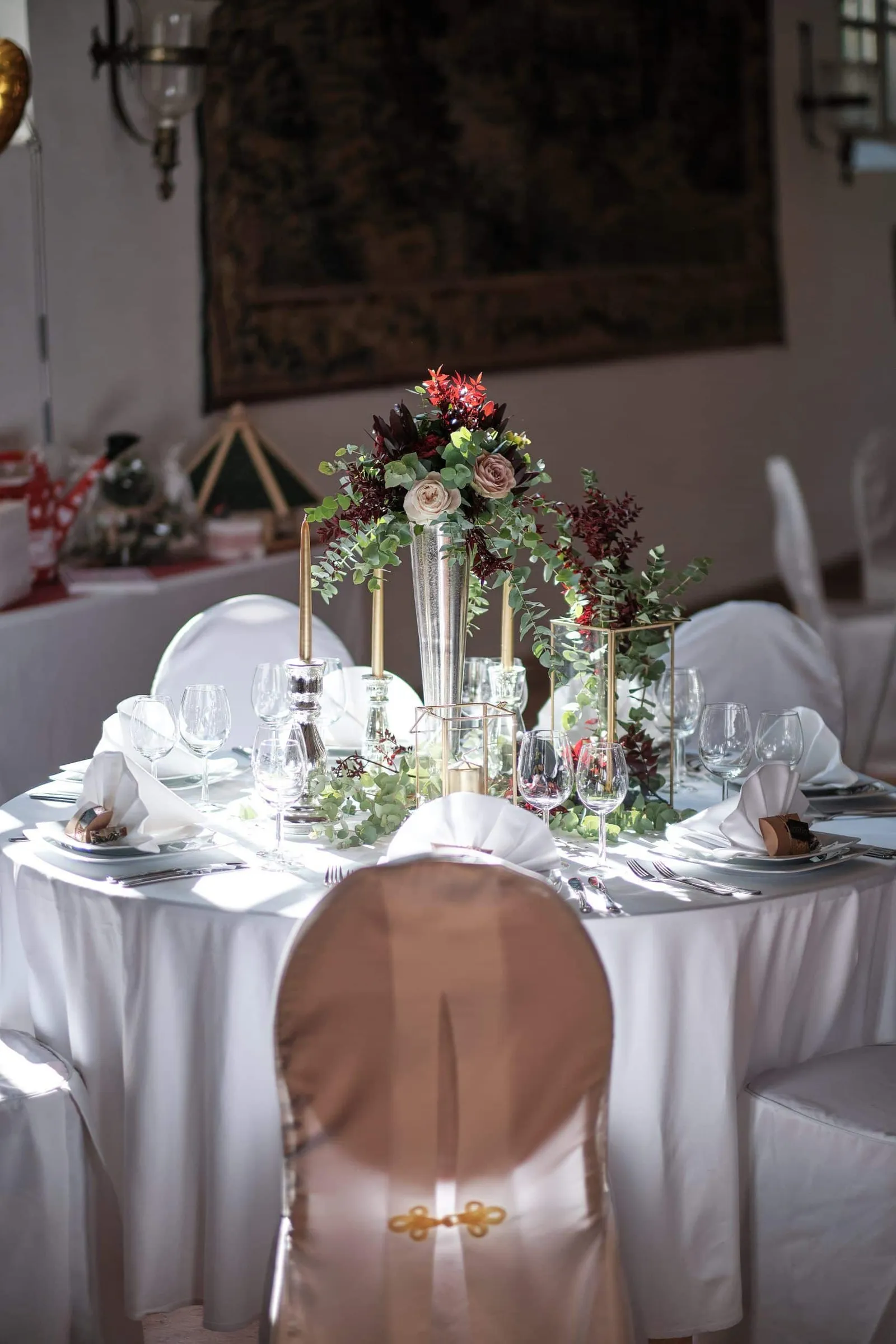 Festlich gedeckter runder Tisch mit Blumengesteck und Kerzen – Hochzeit Charly & Moritz, Herrenhaus Bannacker