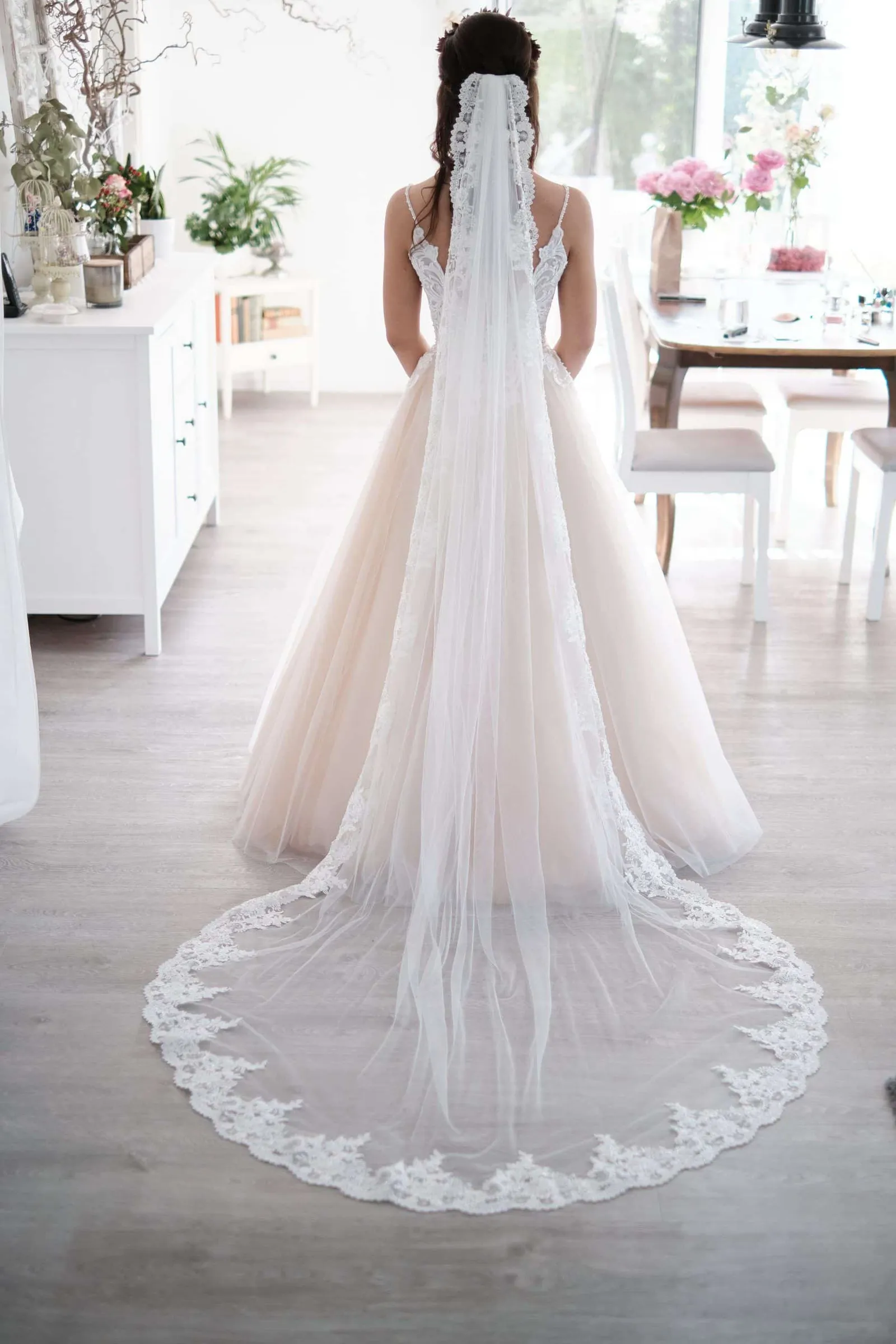 Braut von hinten mit langem Schleier und Schleppe im Raum – Hochzeit Charly & Moritz, Herrenhaus Bannacker